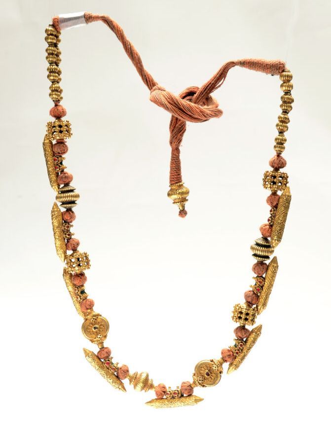 Null Collier
composé de 25 perles en or et cabochons de pierre de couleur rouge,&hellip;