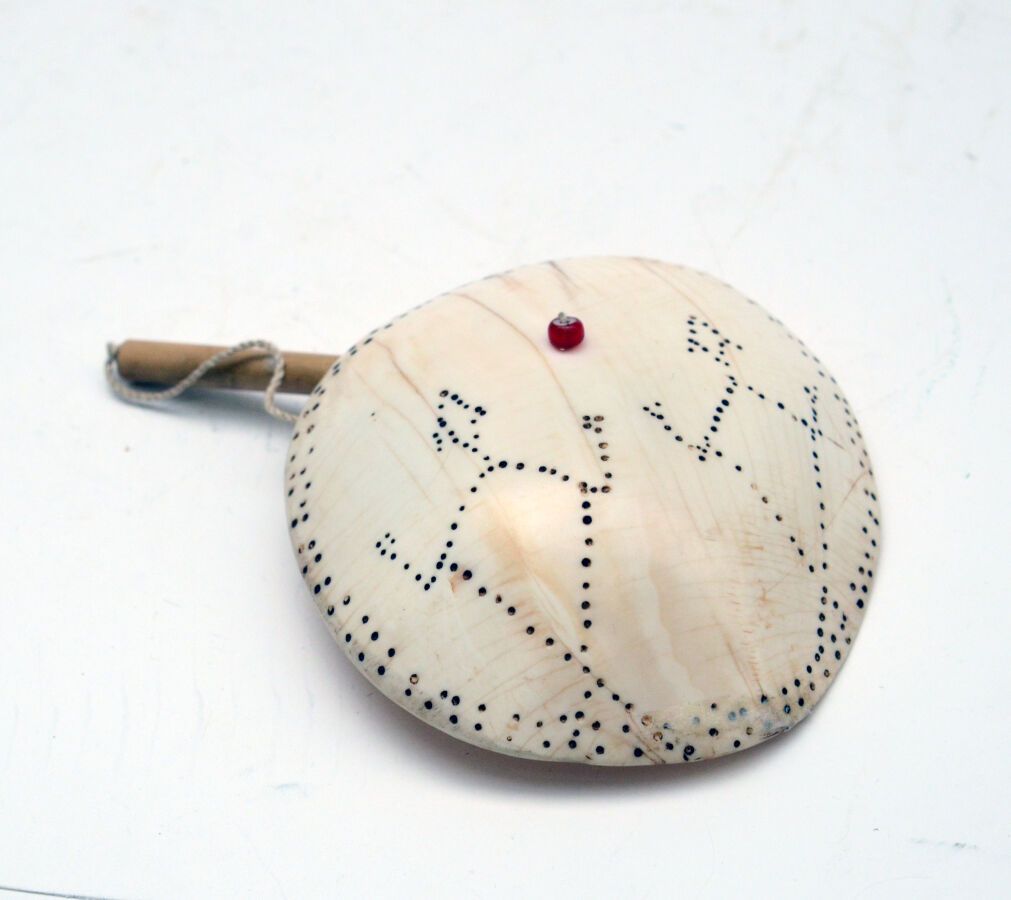 Null 耳朵。 
Xancus贝壳上装饰着拟人化的图案，一个红色玻璃珠和一块竹子。
Konyak部落，那加兰，印度东北部，20世纪。
毛重：56克。