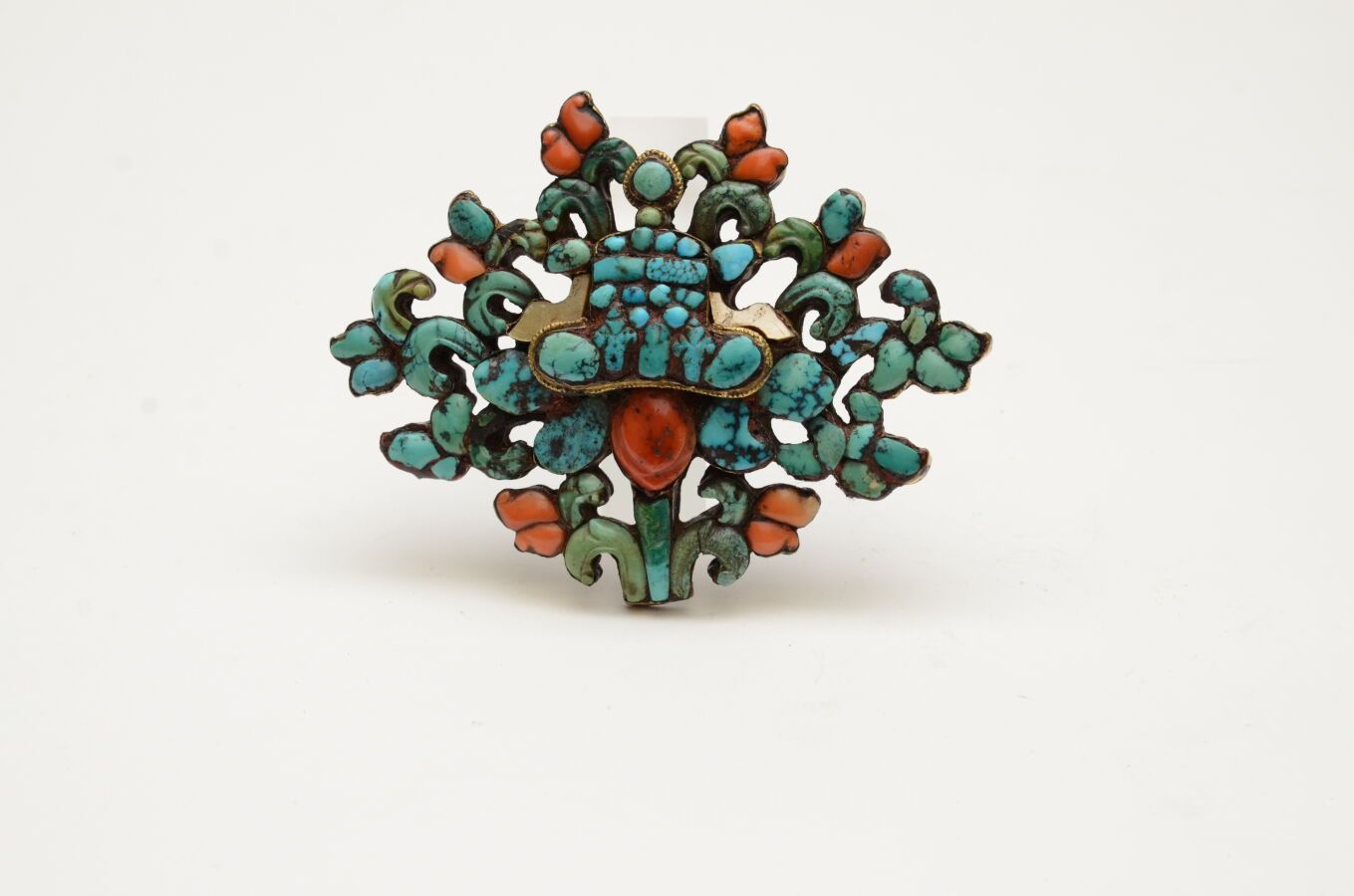 Null 饰品 
铜，有镀金的痕迹，绿松石，珊瑚和玻璃。
西藏，20世纪。
H.9.2厘米，长度：12厘米。
B.P.：129克。