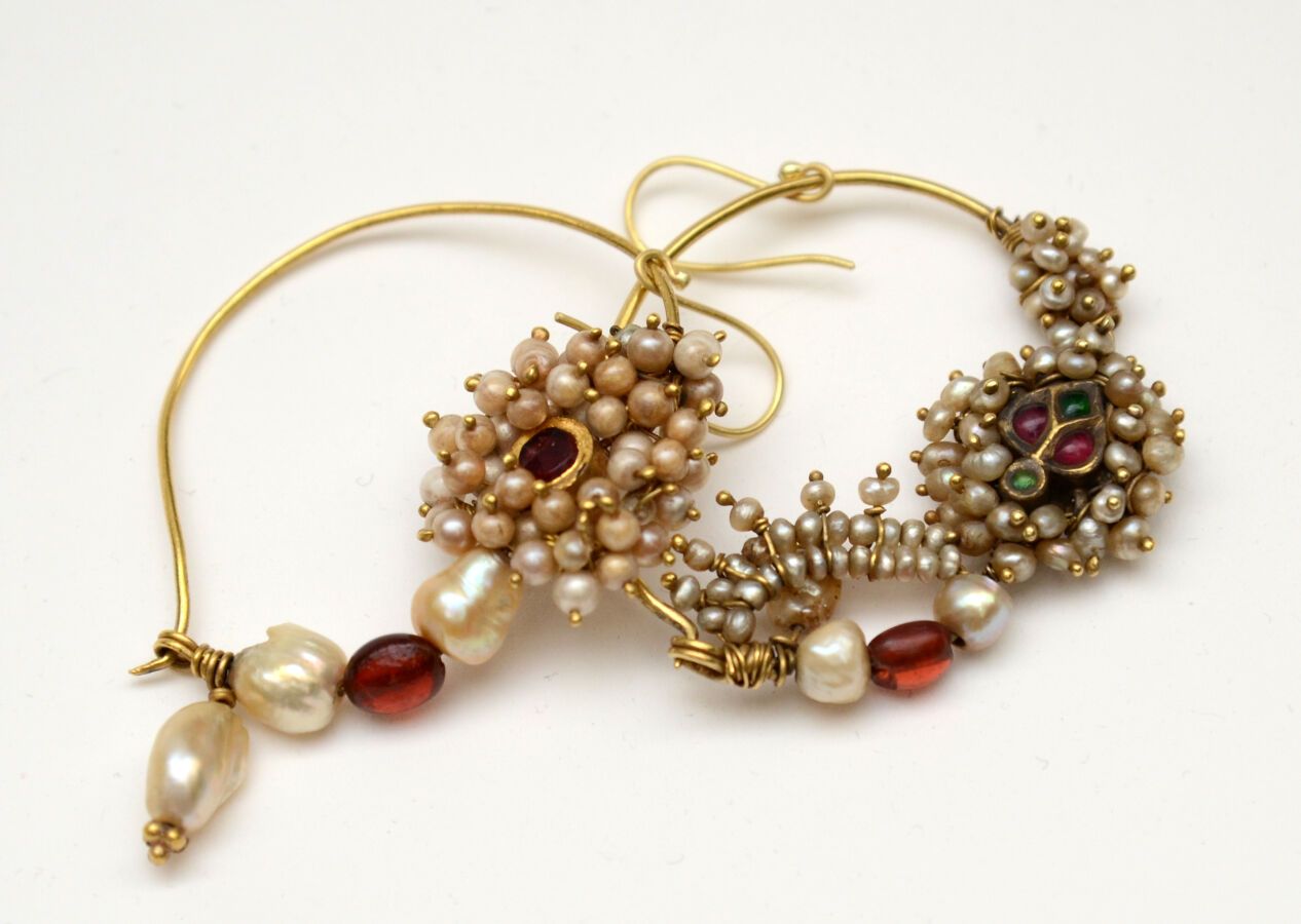 Null 两个鼻环
由黄金、珍珠、宝石、红宝石和玻璃珠制成。
印度古吉拉特邦和马哈拉施特拉邦。20世纪。
长：4.4厘米和5.7厘米。
B.P.：16克。