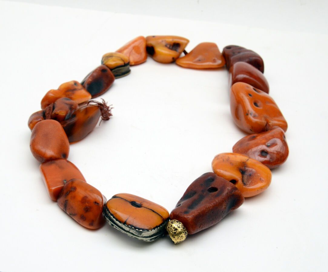 Null Necklace
amber, gold and metal (30 grs. It consists of 18 pieces of amber o&hellip;