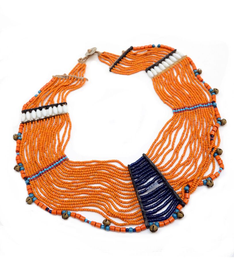 Null 项链/领子
珠子，橙色和蓝色的玻璃珠与间隔板，小贝壳和铃铛。
Konyak部落，那加兰，印度东北部，20世纪。
长：44.5厘米。