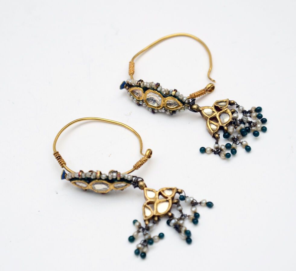Null Deux anneaux de nez
en or, perles baroques, diamants, émeraudes.
Inde du no&hellip;
