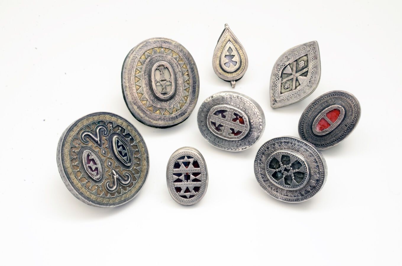 Null Acht Silberringe in verschiedenen Formen und Größen, 6 oval, 2 mandelförmig&hellip;