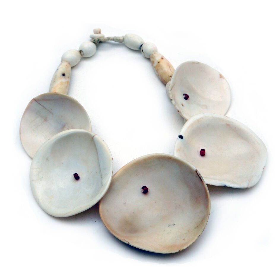 Null 项链
由带有红色玻璃珠的贝壳碎片制成。
Ao部落，那加兰，印度东北部，20世纪。
H.约28厘米（重新组装）。