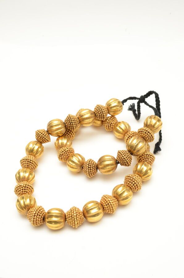 Null 项链 
黄金和漆器项链，有37颗珍珠，其中一些珍珠在漆器核心上有18K金叶的凹槽，与装饰有小18K金球的珍珠交替使用。 
印度，20世纪。
H.39厘&hellip;