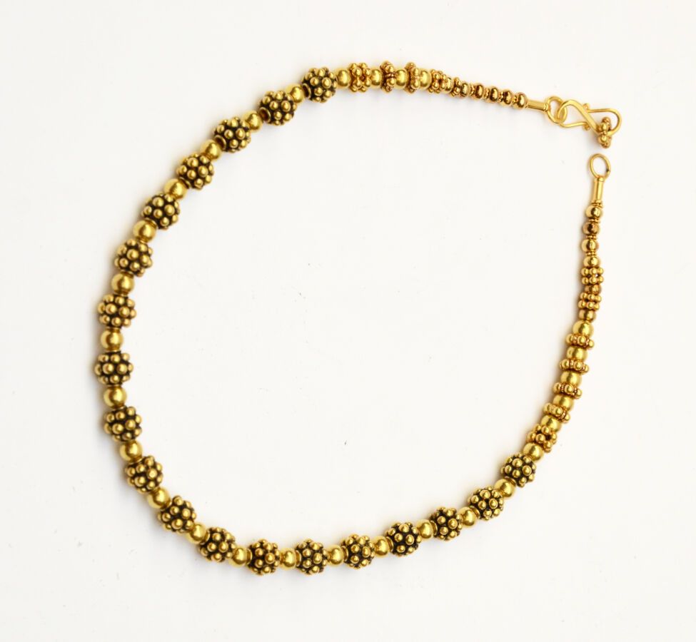 Null Collier
en or, perles simples alternant avec des perles grenées.
Inde, XXèm&hellip;