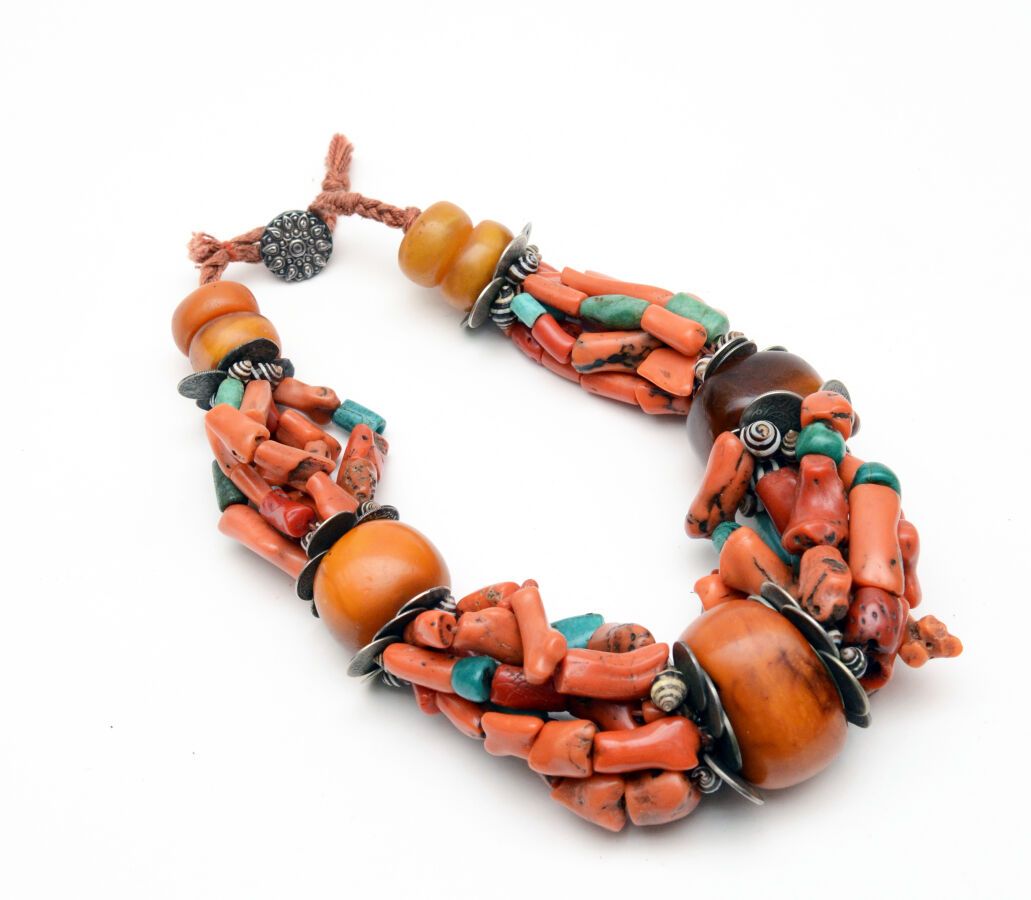 Null Halskette
7-reihige Enfilade aus Korallenstäbchen und Amazonitsträngen, dur&hellip;