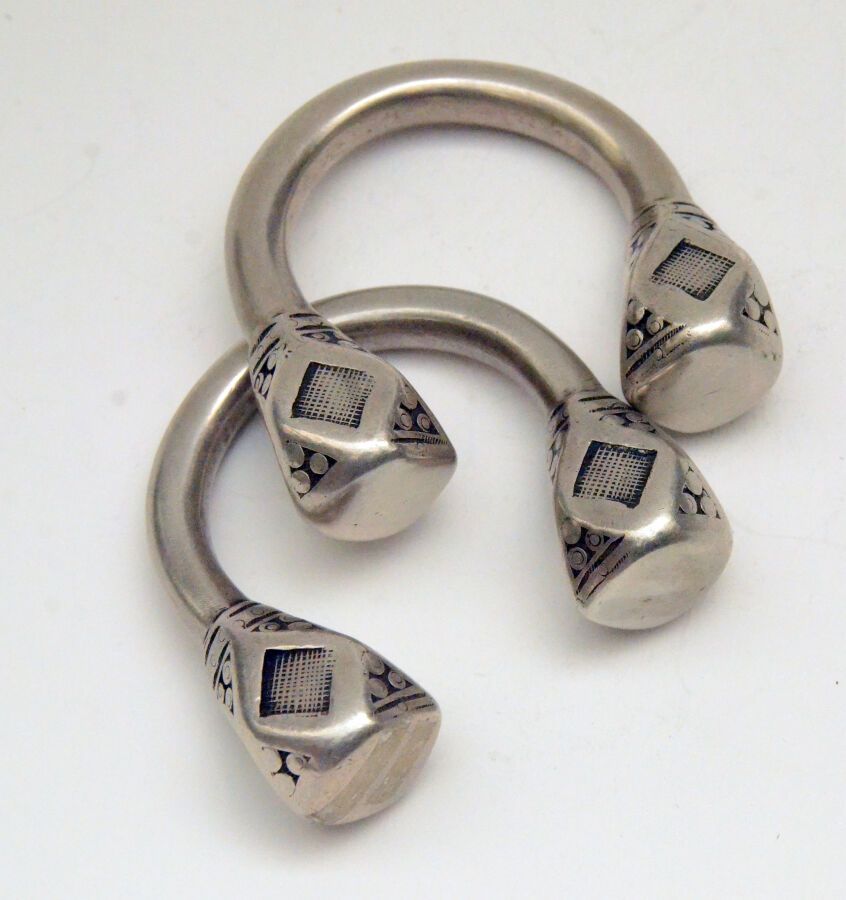Null 一对非常简单的纯银 "elkez "手链，末端为多面体。
H.6.5厘米。
B.P.: 490克。

一个非常清醒的纯银 "elkez "手镯，多面体&hellip;