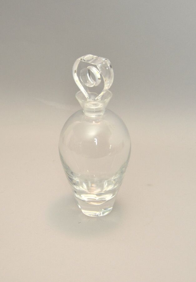 Null LALIQUE

Flacon à alcool en verre 

Haut. : 28 cm Largueur : 12 cm