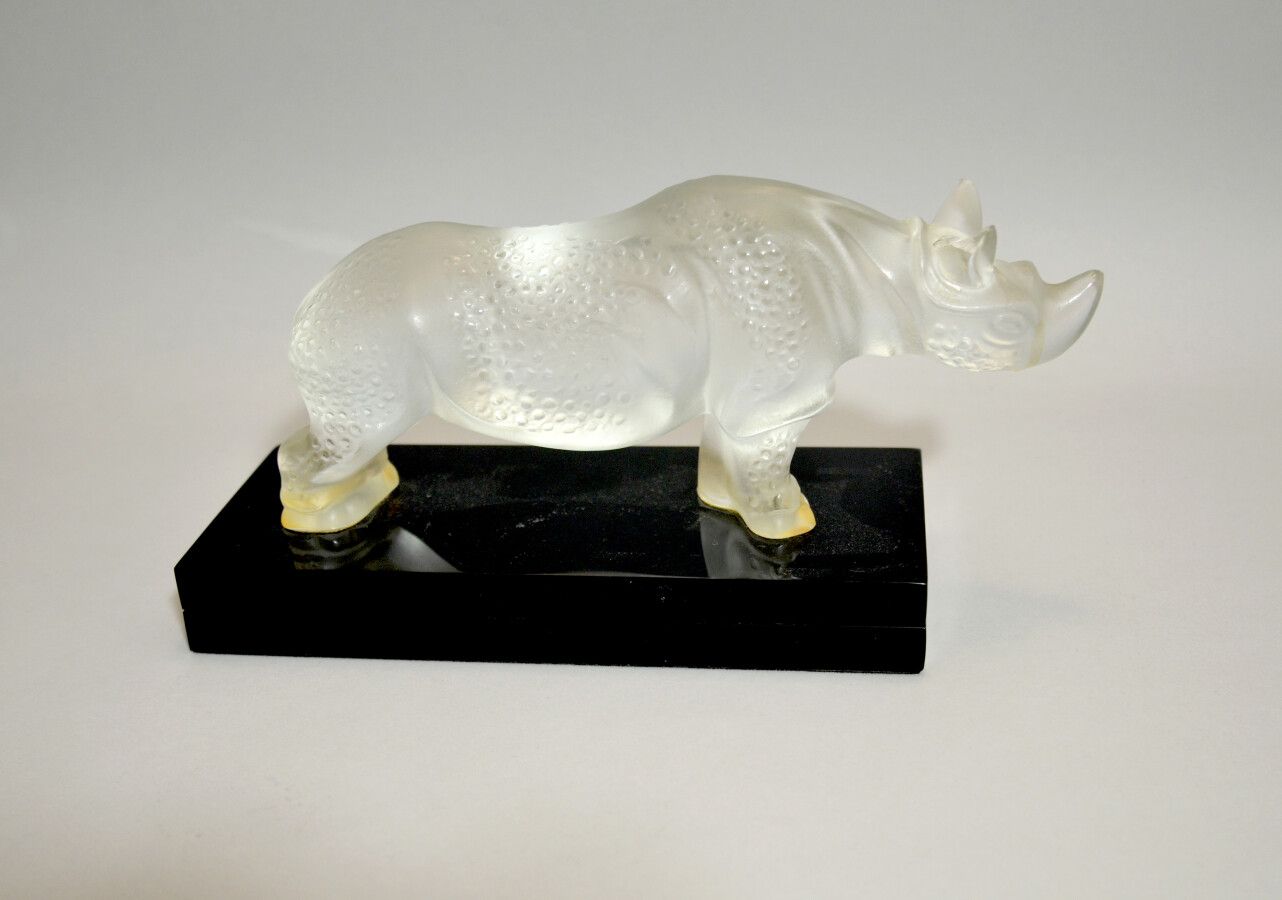 Null LALIQUE 

Rhinocéros 

Epreuve réalisée en cristal moulé sablé, sur un socl&hellip;