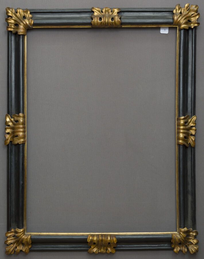 Null 
一个发黑的模制木框，上面有刺桐叶，四角和中间有镂空。




意大利，18世纪




尺寸：101 x 74 x 10厘米