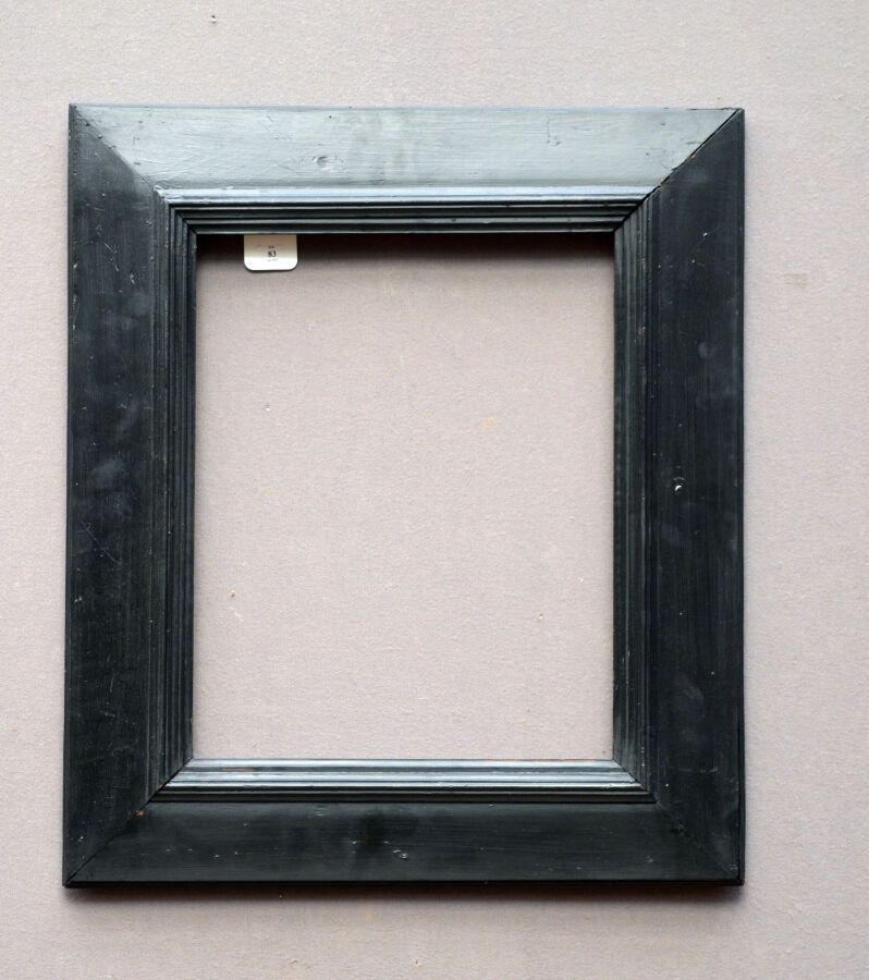 Null 一个模压和发黑的木质框架，有一个倒置的轮廓。

荷兰，19世纪末。

尺寸：39 x 31 x 9.5厘米

(在其尺寸上进行了修改)