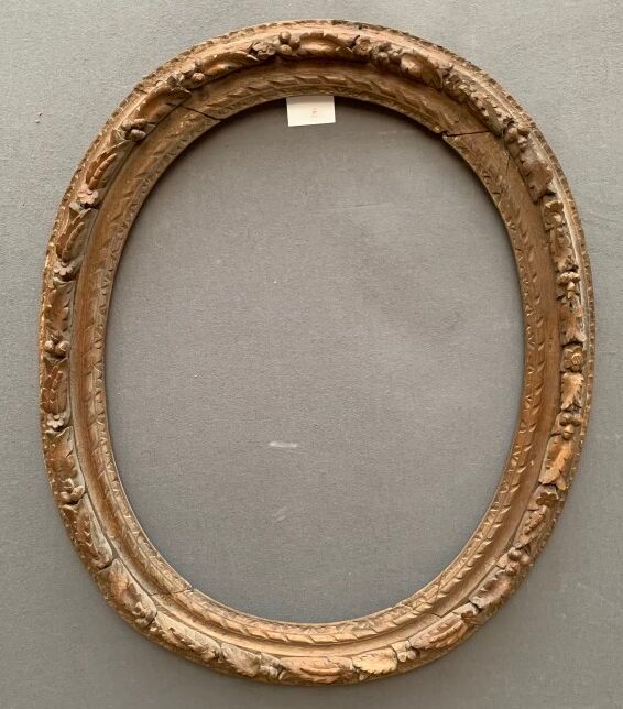 Null 橡木雕刻的椭圆形观景框，带有橡木叶子（修复）。

路易十三时期

尺寸：72 x 58 x 9,5 cm