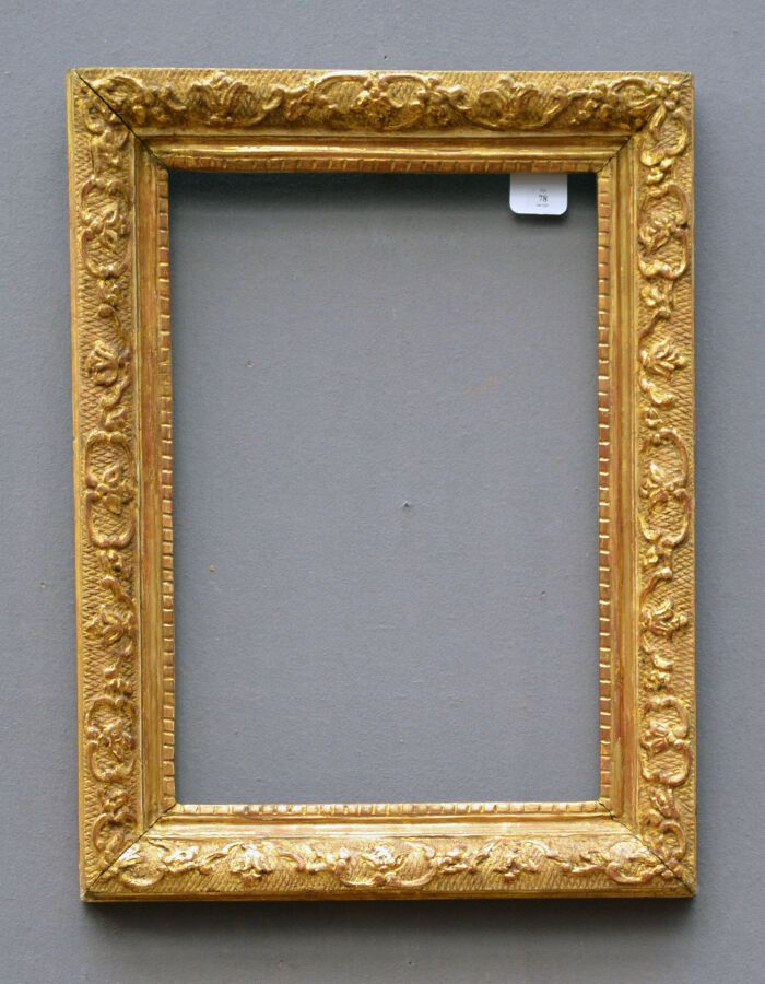 Null Frame in molded wood, carved and gilded, decorated with frieze of pearls an&hellip;