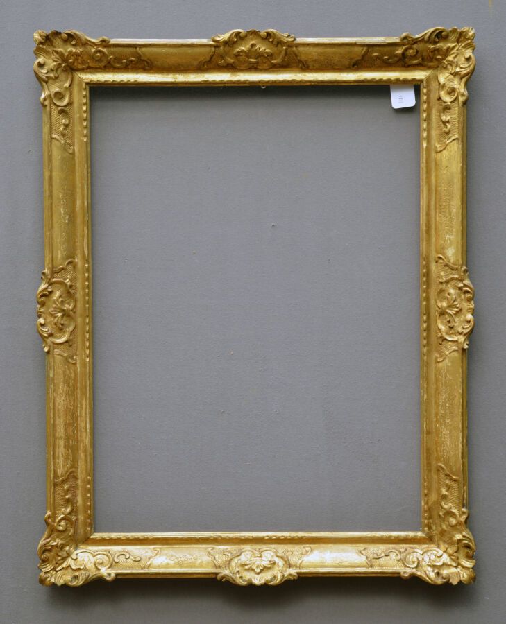Null 一个模制的、雕刻的和镀金的木框。

路易十四风格，20世纪

尺寸：76 x 56 x 8厘米