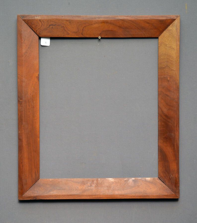 Null Frame in walnut, with sloping profile.

Late 19th - early 20th century

Dim&hellip;