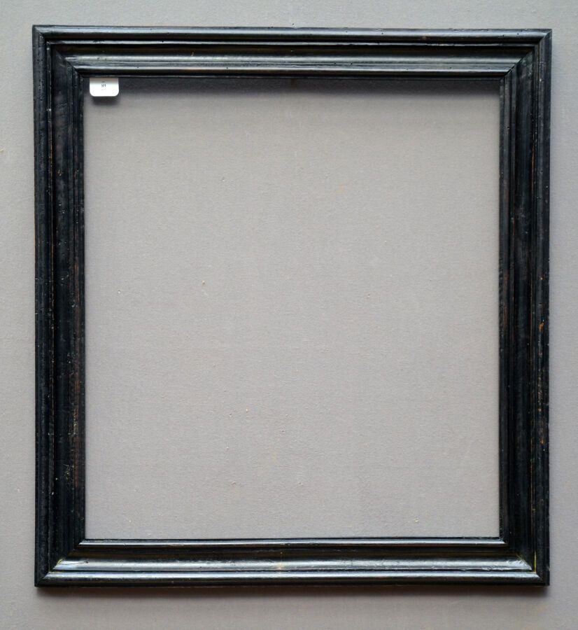 Null 一个模压和发黑的胡桃木框架。

荷兰，18-19世纪

尺寸：62 x 57.5 x 7厘米