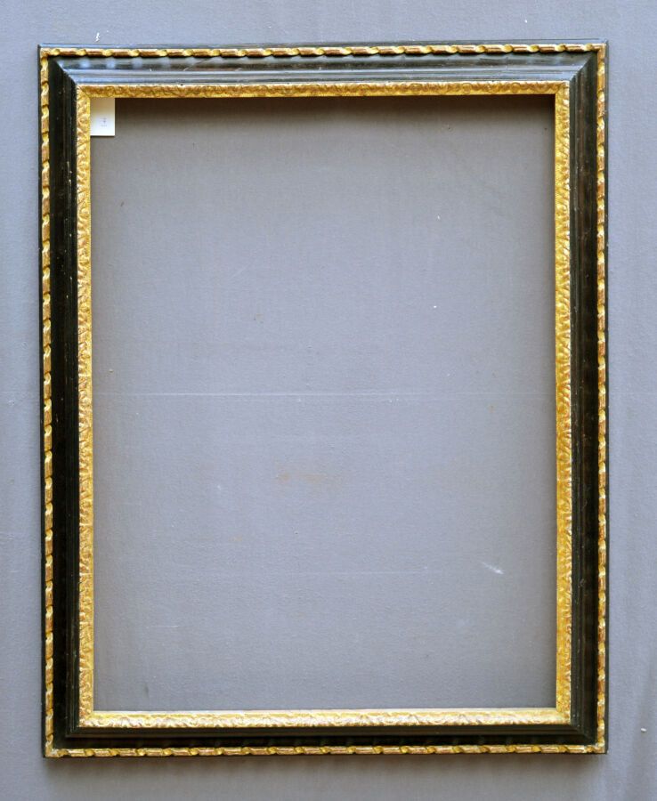 Null 一个模制的、雕刻的、发黑的和镀金的木框，上面有一个水叶楣和一条扭曲的丝带。

意大利 17世纪。

尺寸：89 x 66 x 7.5厘米