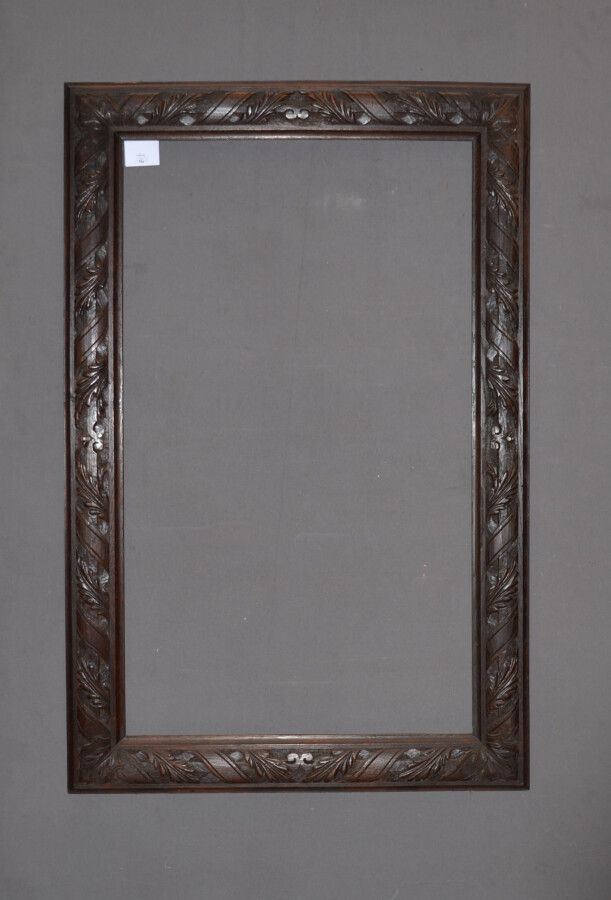 Null 一个模制和雕刻的橡木框架，上面装饰着扭曲和橡木叶子。

19世纪末

尺寸：109.5 x 64.5 x 11厘米