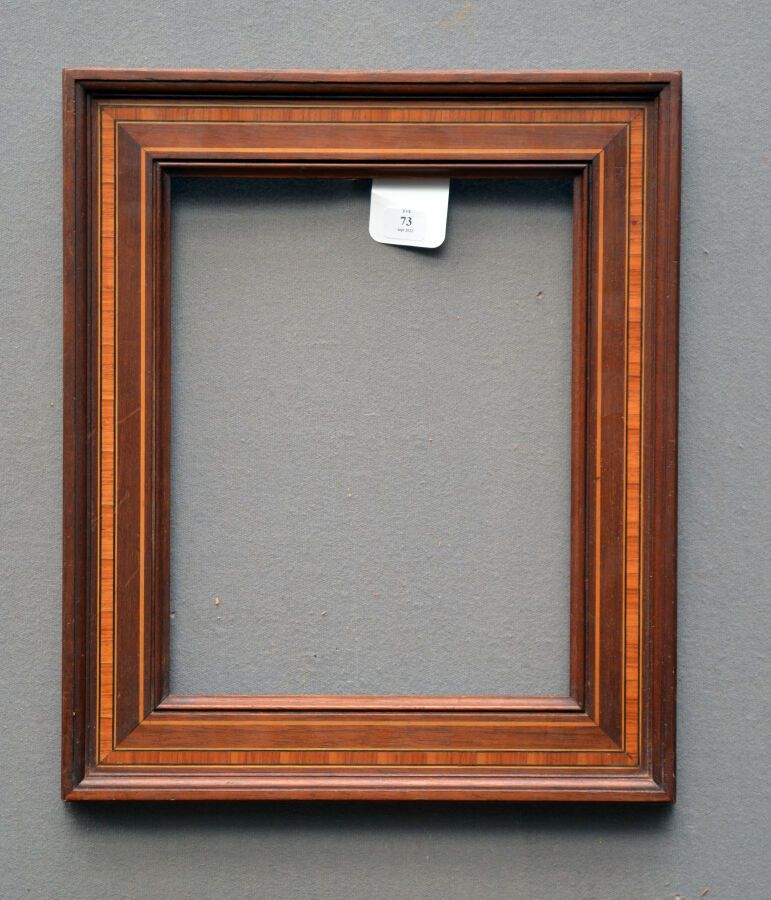 Null 卡塞塔框架，胡桃木饰面和浅色和黑色的木档。

19世纪

尺寸：26.5 x 20.5 x 5.5厘米