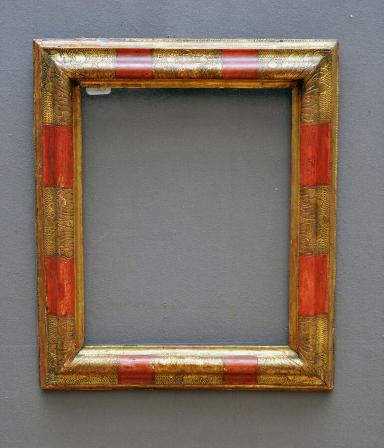 Null 一个模压、雕刻和镀金的木质框架，有赭石色的亮点。

意大利，17世纪。

尺寸：42.5 x 34 x 8厘米