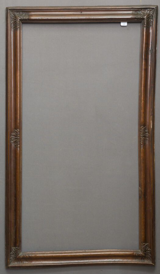 Null 胡桃木模制和雕刻的框架，四角和中间有刺桐叶。

意大利 18世纪

尺寸：144.5 x 75 x 10.5厘米

(修复，略微翘起)
