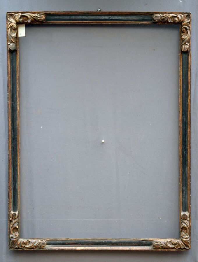 Null 一个成型的、雕刻的、发黑的和镀金的木框。角落里有刺绣扣子的装饰。

西班牙，17世纪。

尺寸：119 x 90 x 7厘米