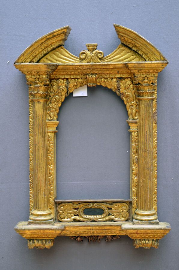 Null CADRE dit à tabernacle, en bois mouluré, sculpté et doré, à décor architect&hellip;