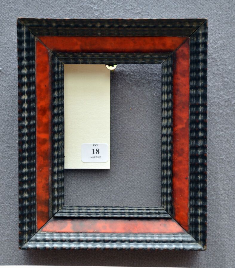 Null 一个模压和发黑的木框，上面有玑镂装饰。

意大利 17世纪。

尺寸：11.5 x 7.5 x 3.5厘米
