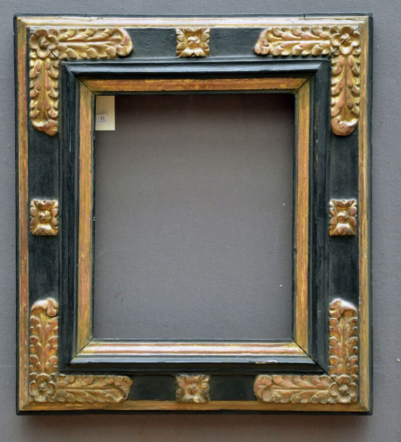 Null 一个模制的、雕刻的、发黑的和镀金的木框，有一个倒置的轮廓。角落里有刺绣的扣子，中间有菱形的装饰。

西班牙 16-17世纪。

尺寸：38 x 30.&hellip;