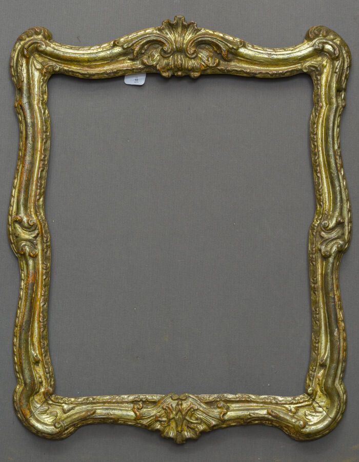 Null 一个模制、雕刻和镀金的木框，中央有贝壳的装饰，边上有刺桐叶。

意大利。18世纪

尺寸：50.5 x 52 x 8厘米