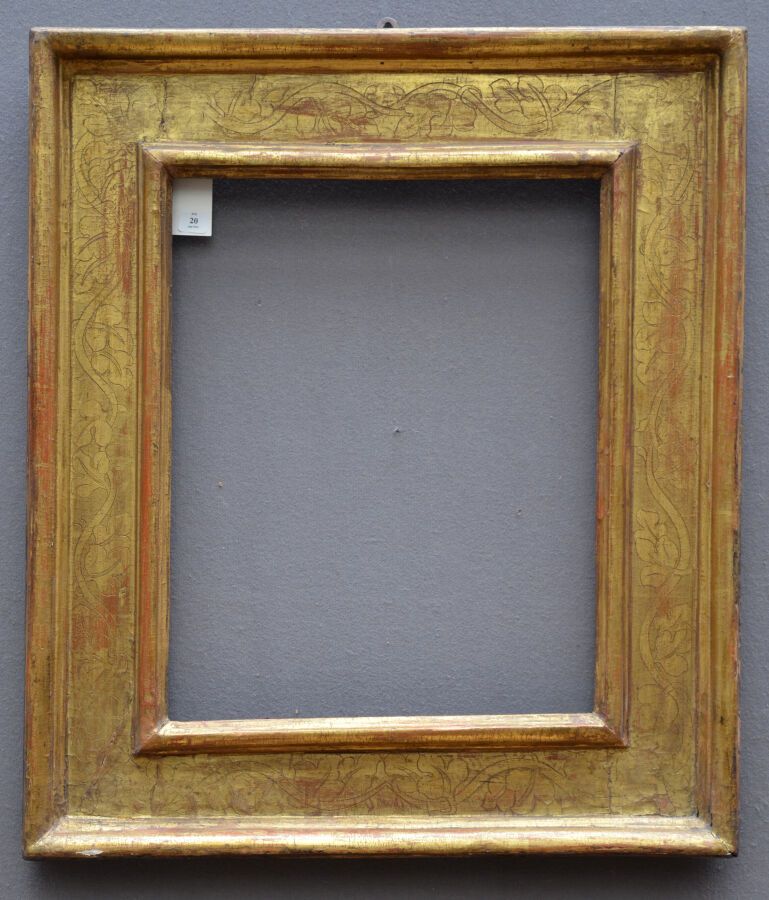 Null 一个带有bulinatto和叶子装饰的cassetta框架。

意大利，17-18世纪。

尺寸：41 x 32.5 x 10.5厘米