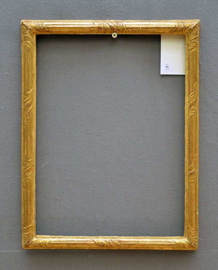 Null 一个小型的模制、雕刻和镀金的木制框架，装饰着一条刺桐叶的丝带。

路易十六时期

尺寸：40 x 28 x 2.5厘米