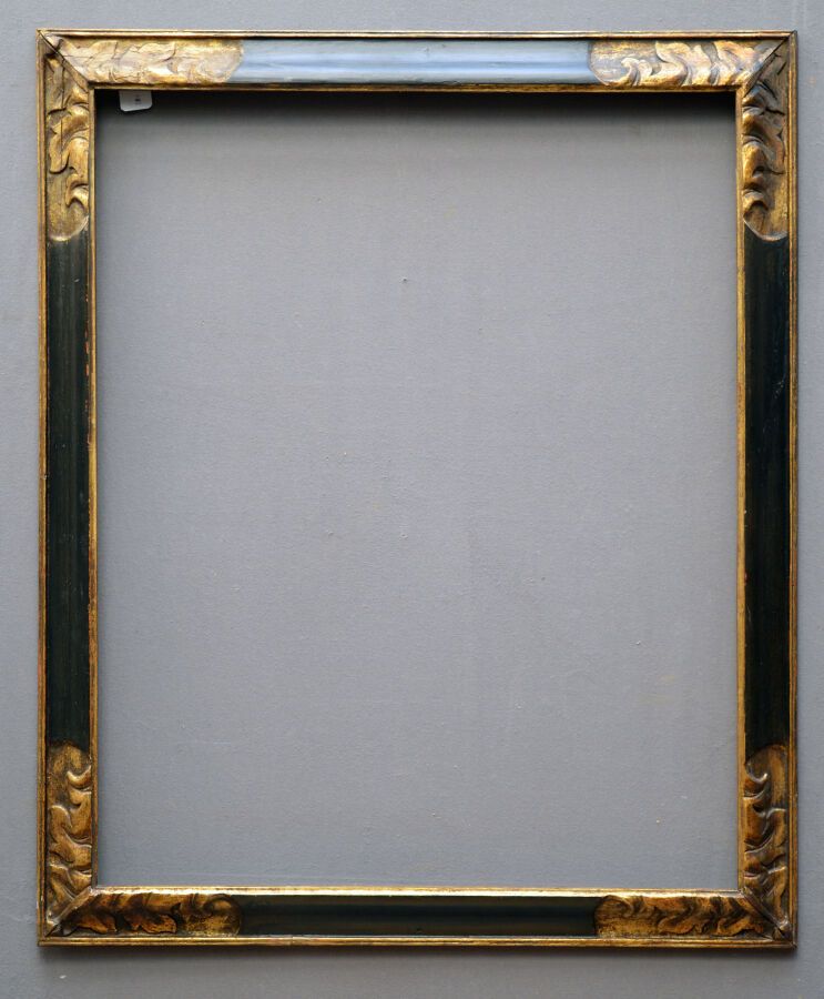 Null 一个模制的、发黑的、镀金的木质框架，有一个倒置的轮廓。

意大利风格，19世纪

尺寸：98 x 79 x 8厘米
