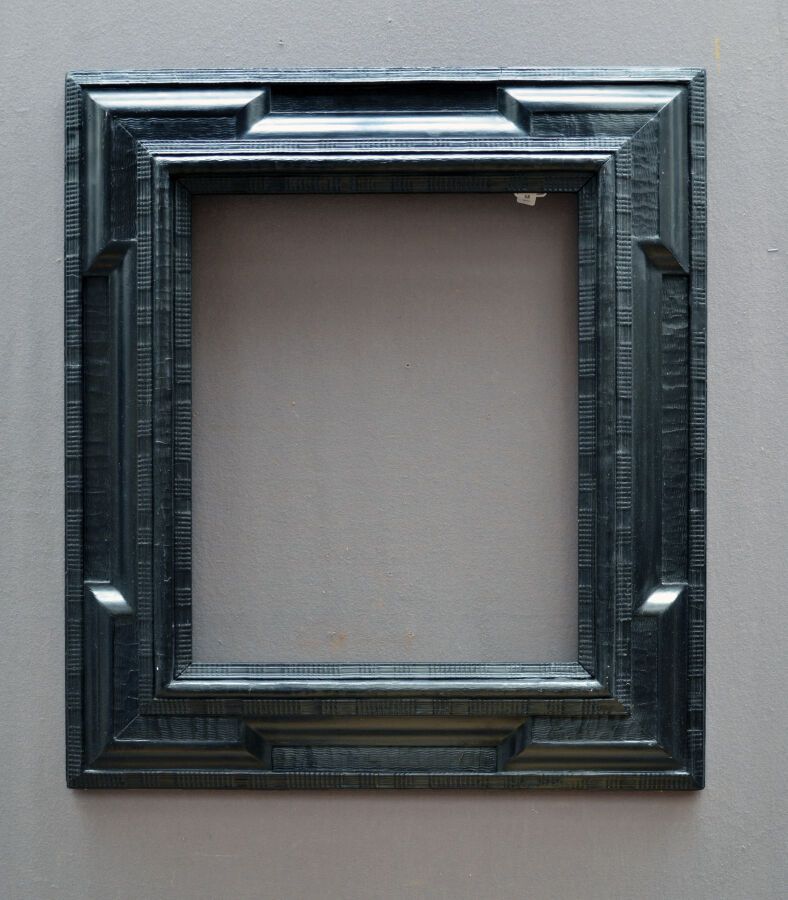 Null 一个模压和发黑的木框，上面有扭索和波纹装饰。

荷兰风格，XIX世纪末。

尺寸：54.5 x 45 x 17厘米