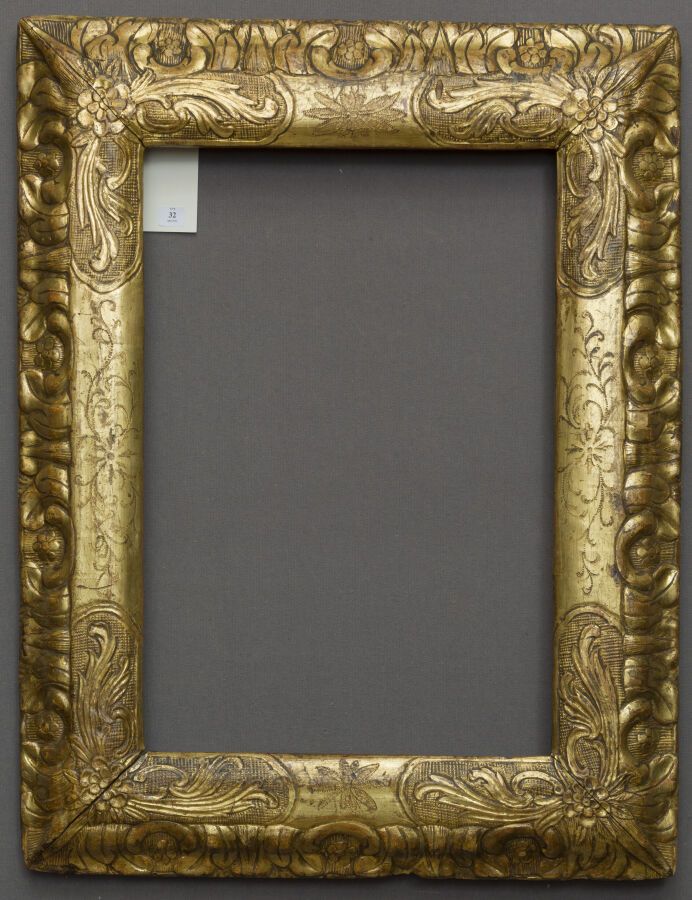 Null 一个模制、雕刻和镀金的木框，四角有刺桐钉，中间有bulinato花。

意大利，18世纪。

尺寸：48.5 x 33 x 10.5厘米