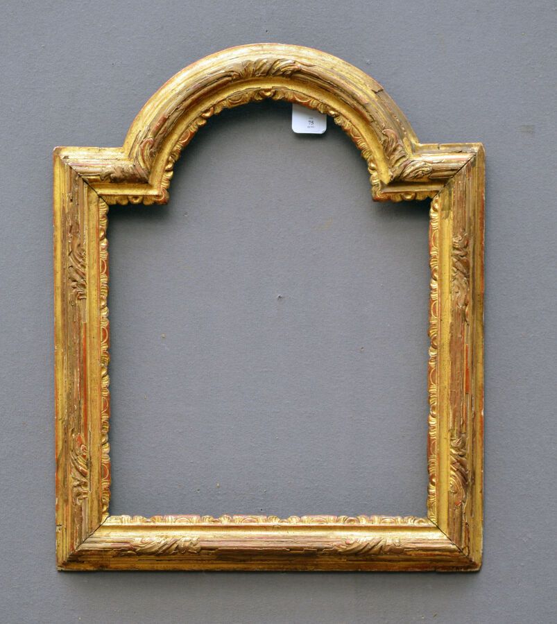 Null 一个雕刻和镀金的橡木框架，装饰有水叶和刺桐花的楣子。有一个拱形的门廊。

法国，18世纪

尺寸：48.5 x 37 x 6.5厘米