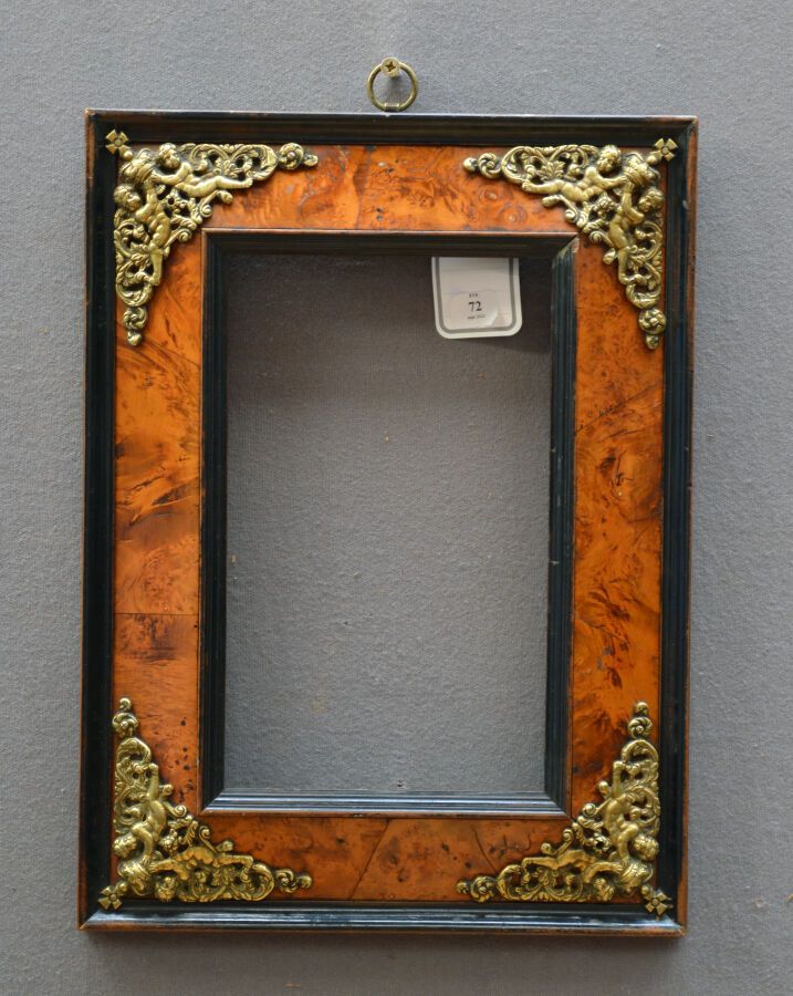 Null 
胡桃木和发黑的梨木贴面框架，四角有镀金的铜扣，表现了两个支撑皇冠的普蒂。 




荷兰，17世纪




尺寸：23.3 x 14.3 x 6厘米