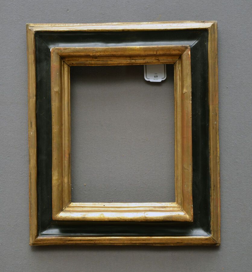 Null 一个模制的、发黑的、镀金的木质框架，有一个倒置的轮廓。

意大利，18世纪末。

尺寸：24.5 x 18 x 8厘米
