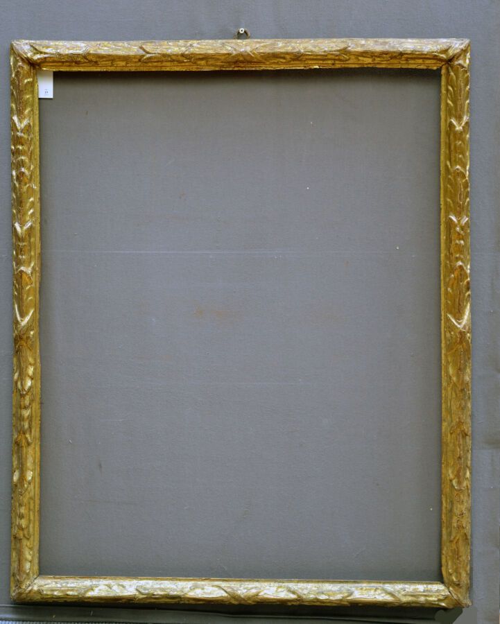 Null 一个模制的、雕刻的和镀金的木框，装饰着月桂树的缠绕。

意大利，16-17世纪。

尺寸：102 x 80.5 x 6厘米