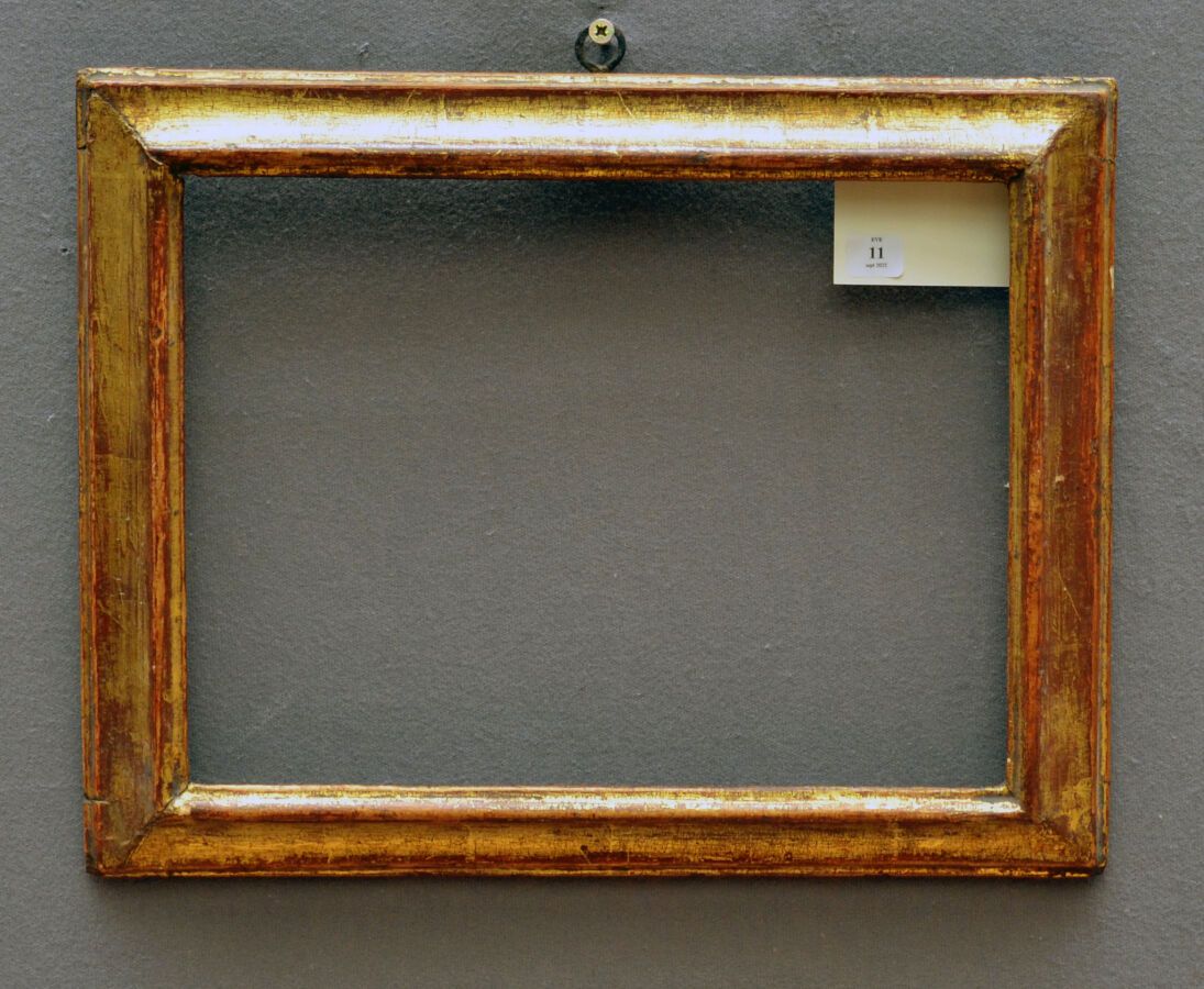 Null 一个模制的、雕刻的和镀金的木质框架，有一个倒置的轮廓。

意大利 17世纪。

尺寸：31 x 23 x 3.5厘米