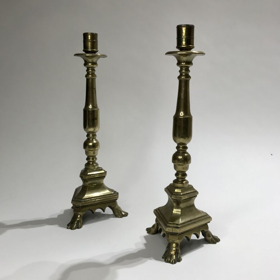 Null 一对木制烛台，烛台轴放在一个带爪子的三脚架底座上。
19世纪。
28厘米。