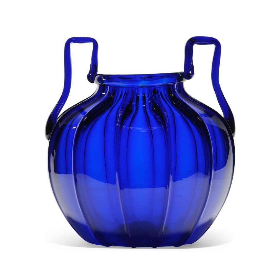 Null Vase globulaire en verre bleu de Murano, la panse à décor facetté, les deux&hellip;