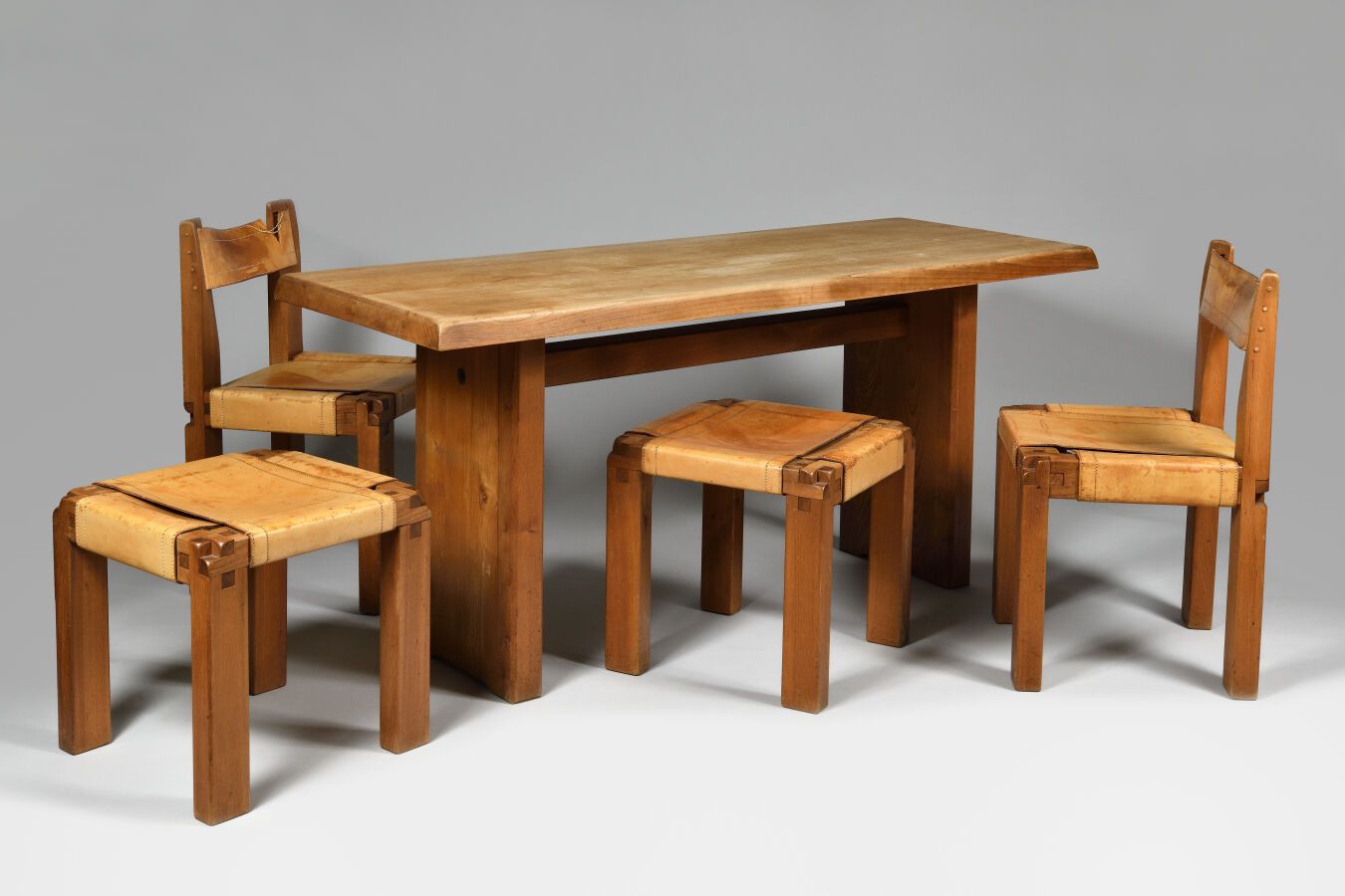 Null Pierre CHAPO (1927-1986)
Paire de chaises de modèle "S11" en bois d'orme ma&hellip;