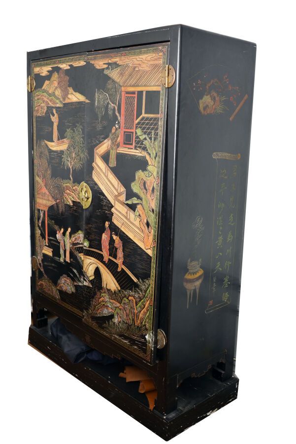 Null Chinese lacquer cabinet with two doors opening onto an entablature
20th cen&hellip;