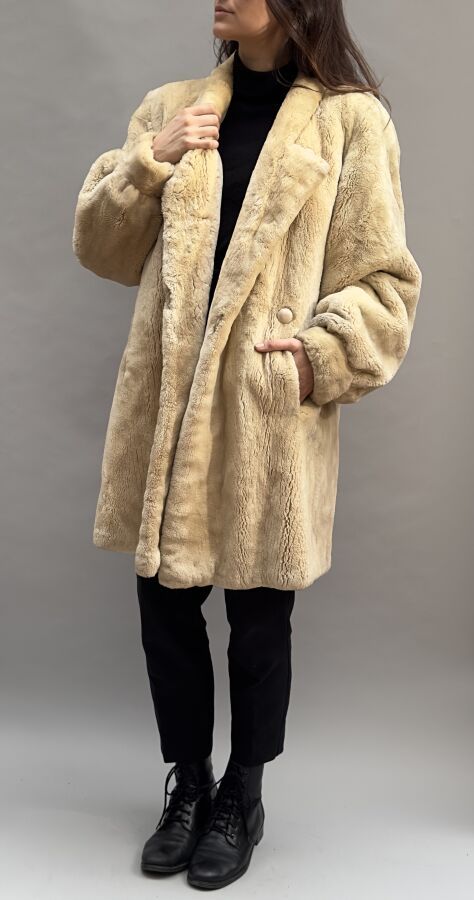 Null Jacques MENDEL in Paris
Three-quarter length coat in sandy fur (mink?), lap&hellip;