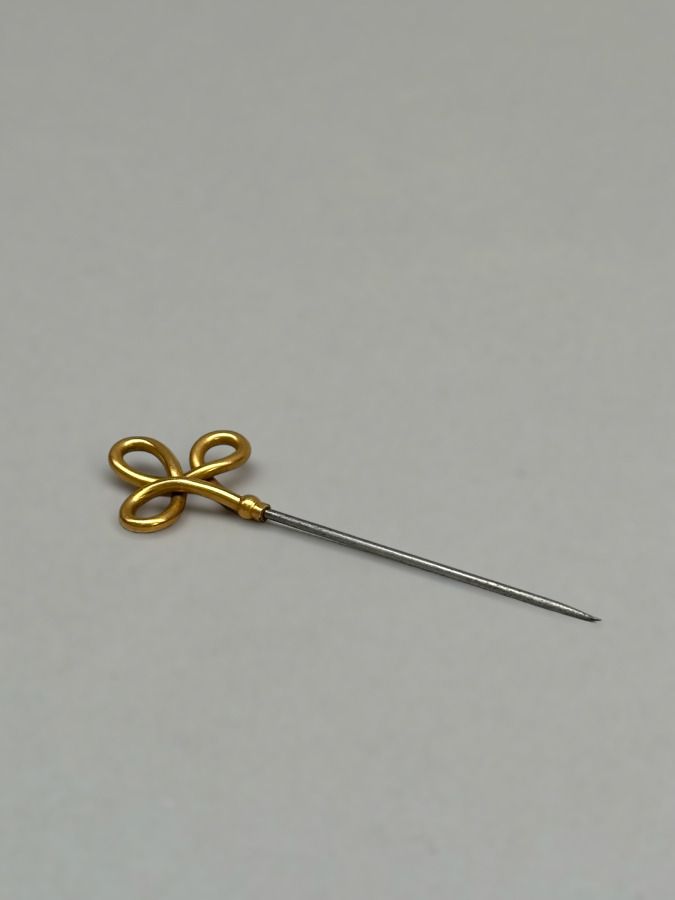 Null EPINGLE DE CRAVATE en métal doré surmontée d'un motif d'entrelacs
Longueur &hellip;