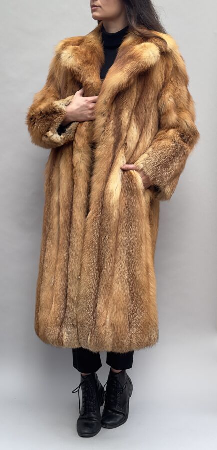 Null ANONYMOUS 
LONG COAT in red fox fur
Size: approx. 38-40 
(Good condition)