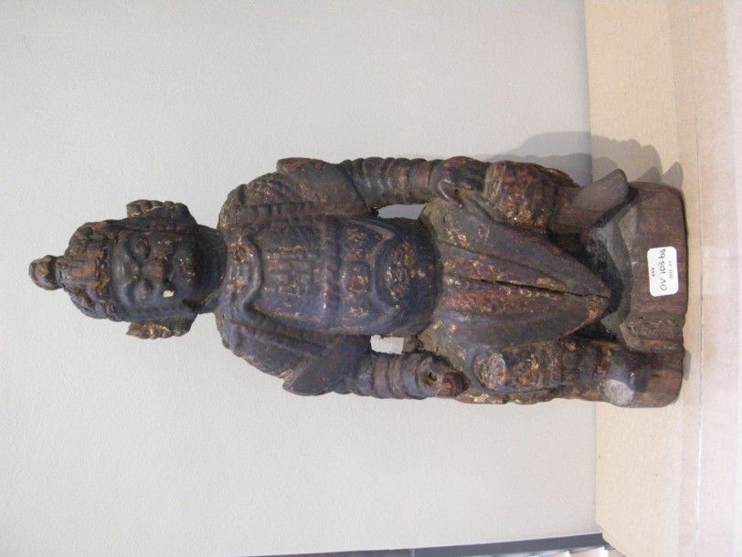 CHINE Divinité en bois sculpté et anciennement polychrome. Haut. : 30 cm